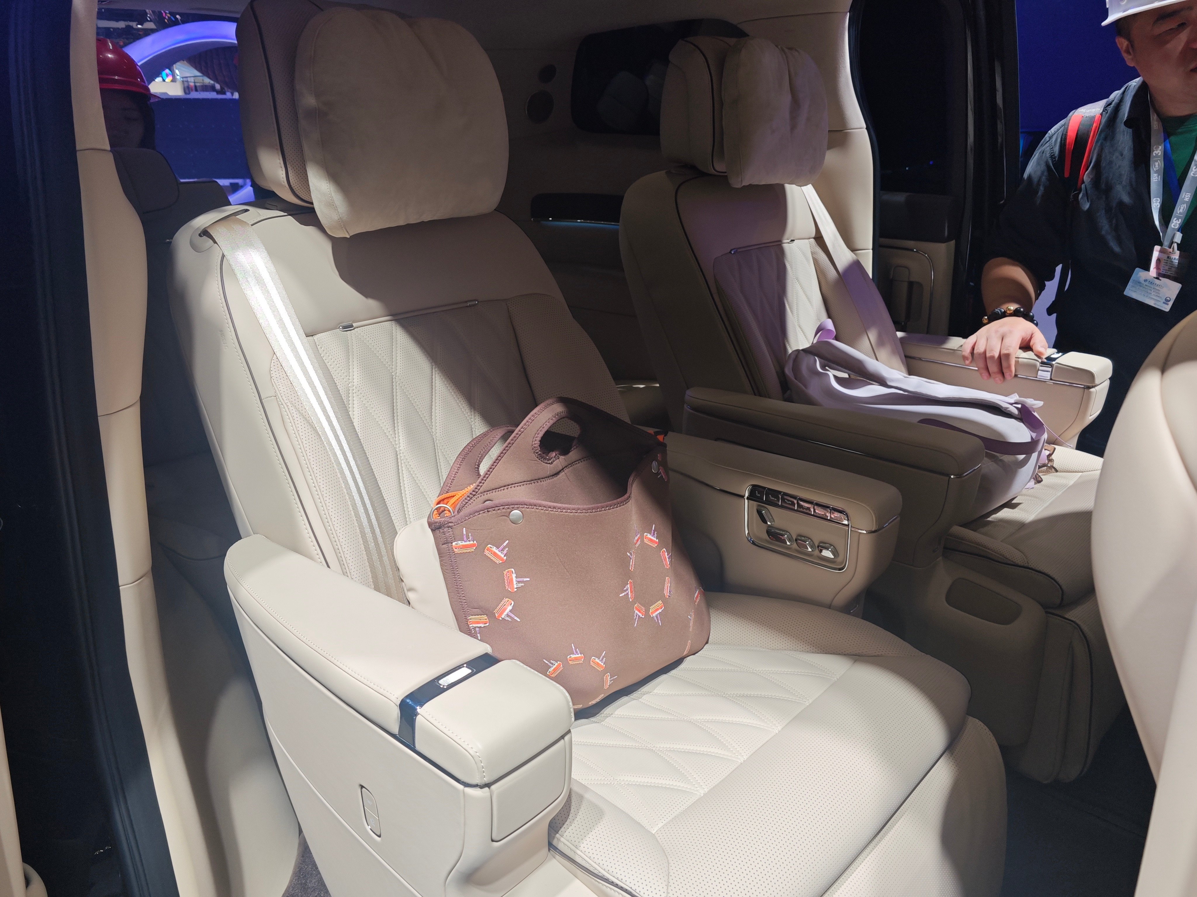 智界V9感受一下内饰细节售价39.98万元起感觉如何？