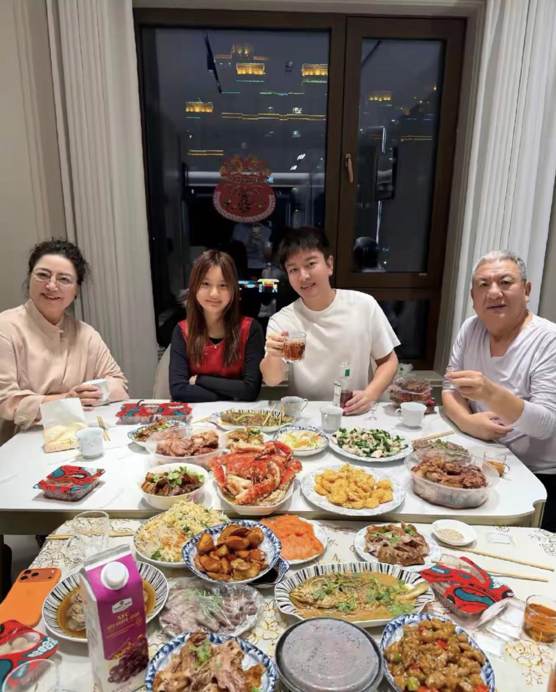 贾乃亮家年夜饭，甜馨的爷爷奶奶一看就是福相，网友说爷爷像如来，奶奶像观音。而广