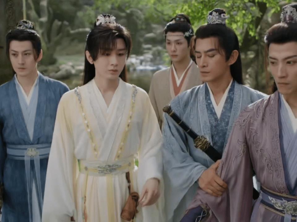 这确实有点说不过去，一部古装武侠剧，成毅却在正片里拿着台词本，这剧组真的太粗心了