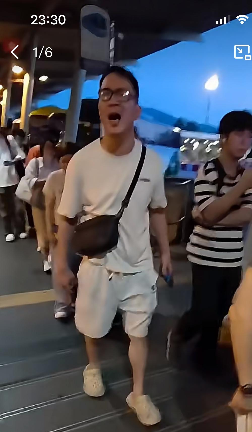 这名香港男子在跨境巴士站旁若无人抽烟，被内地小伙指责，没想到香港男子却破口大骂，