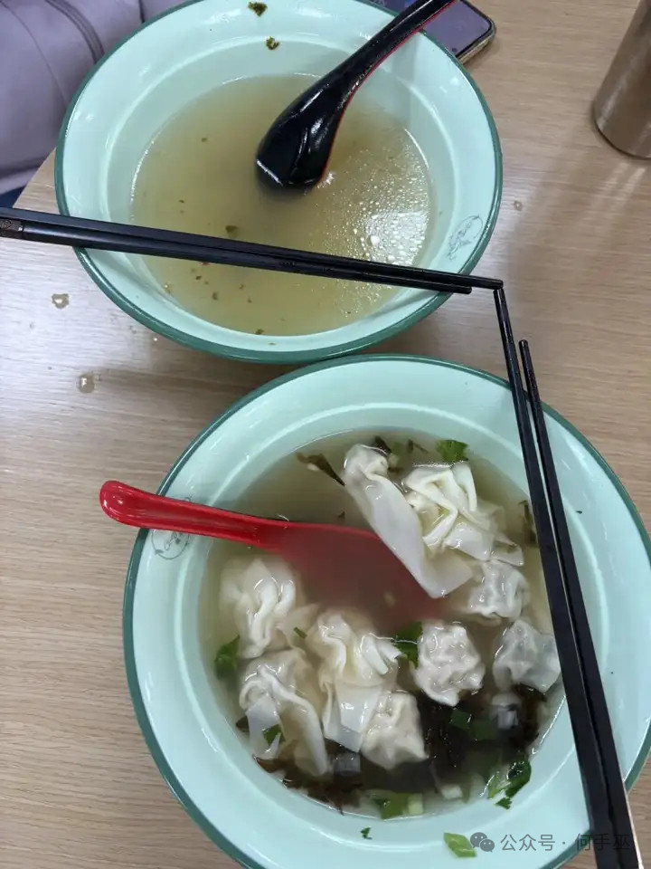 他说我吃饭不过嗓子眼，直接到胃。我还在吃第一口，他们已经吃完了