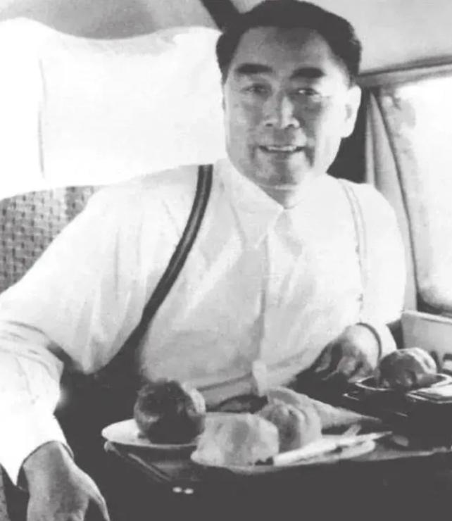 1968年一个深夜，周恩来刚躺床上，准备睡觉。警卫员关了灯，正要走出房间，总理突