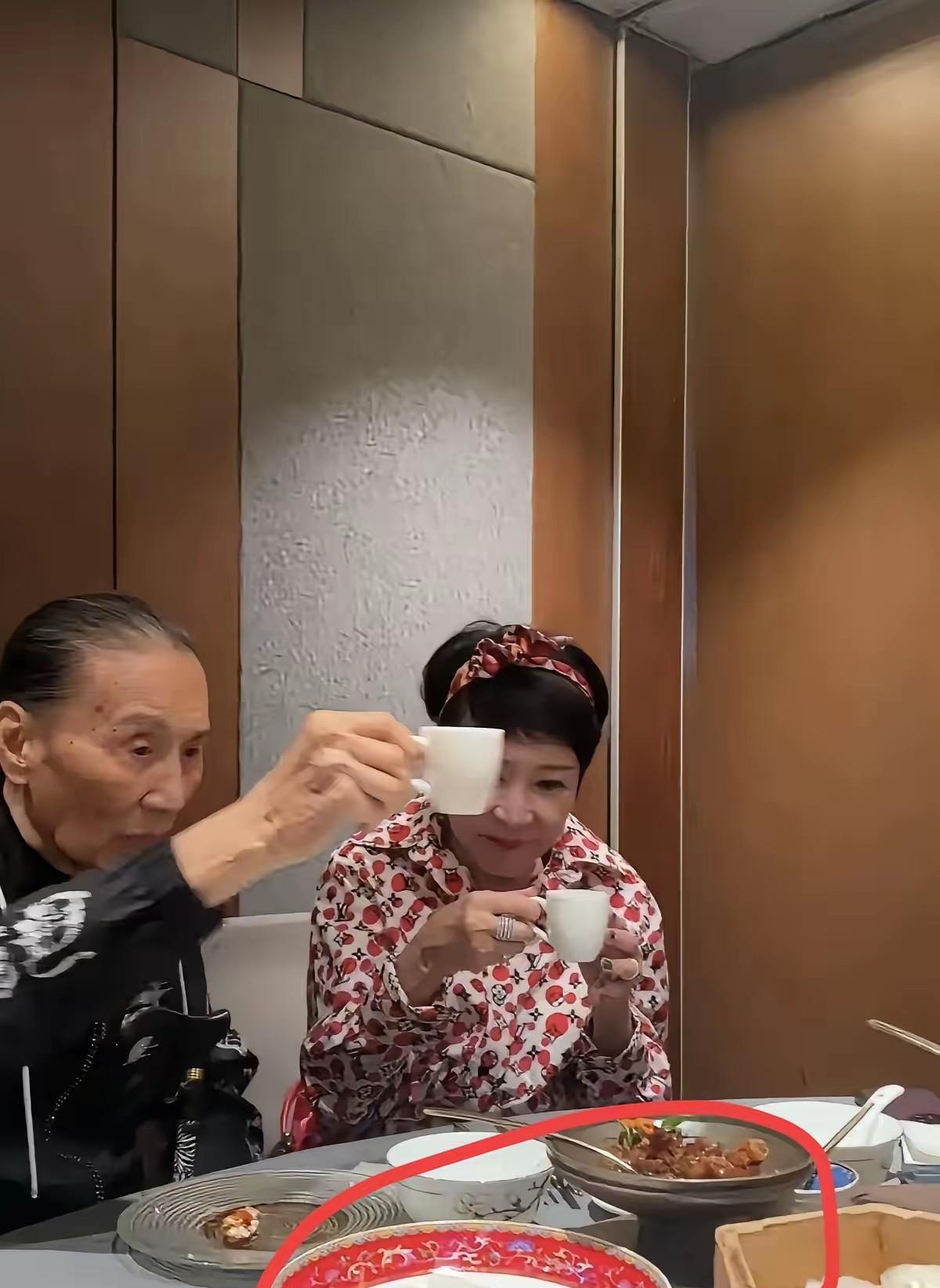 89岁的谢贤和妻子狄波拉合影。不带墨镜的他都认不出来了，四哥也老喽！