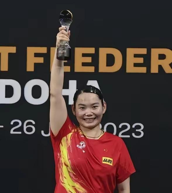 谁能想到，28岁的何卓佳做出了这样的选择——不退役，不追个人光环，心甘情愿留在孙