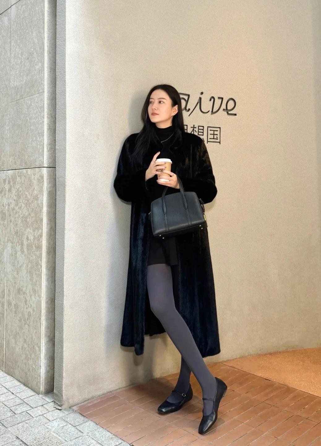 冬日穿搭指南：黑色大衣+灰色丝袜，优雅又保暖
