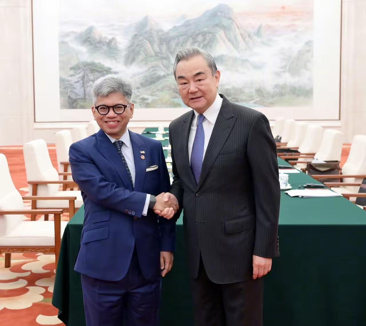 中国和马来西亚谈妥了11月25日，中共中央政治局委员、中央外办主任王毅在北京