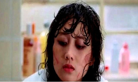 1987年利智在拍摄时被周润发一脚踹进玻璃渣里，后来在杀青宴上，周润发又悄悄拿着