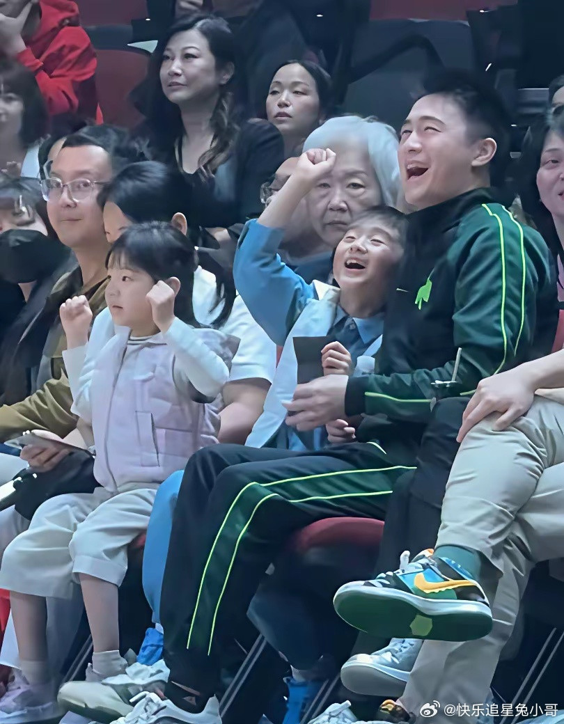 何猷君带娃看球，儿子酷似奚梦瑶，女儿简直是他的翻版！
