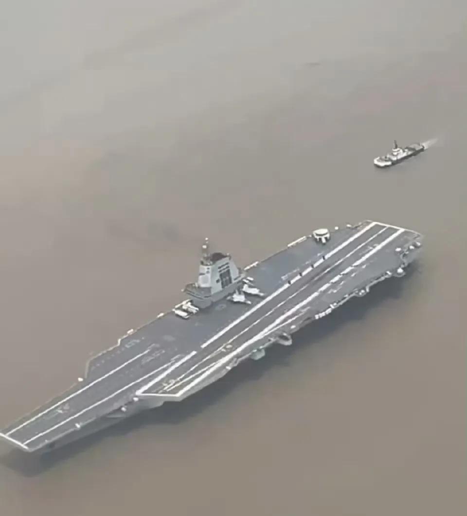 第八次海试结束，甲板上轮胎印非常深，说明已经进行了比较高强度的起降测试。这个很