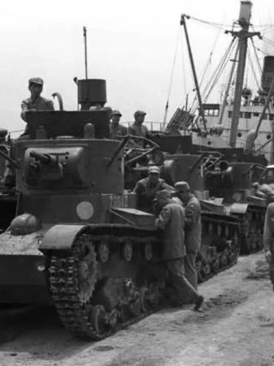 1949年上海解放在即，国军携带大量军火撤往台湾，企图日后反攻。​​​