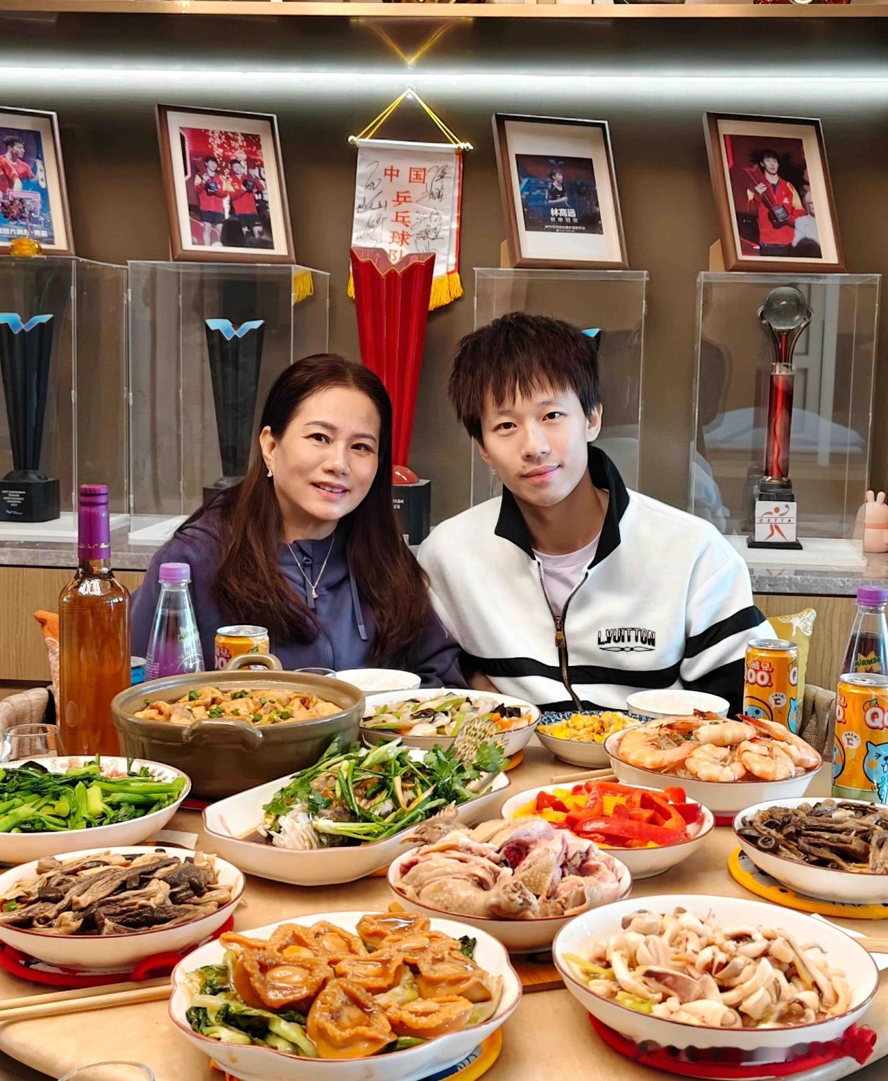 林高远晒和妈妈的新年合影，年夜饭自己做了炒鸡蛋。2.19日，高远发文祝大家新年