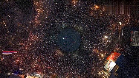 塞尔维亚爆发史上最大规模抗议，超10万人走上街头，要求逮捕武契奇15日，塞尔维