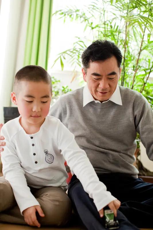 爷爷睡觉太沉叫不醒孙子直接一巴掌2026年2月11日，河南一个家庭里发生了超