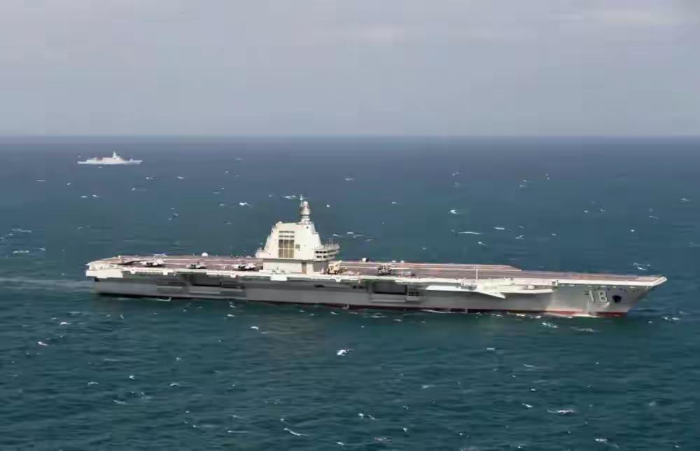 动真格了！实弹演习、轰炸机巡航，官方配文：打赢才有资格聊一边是日本首相高市