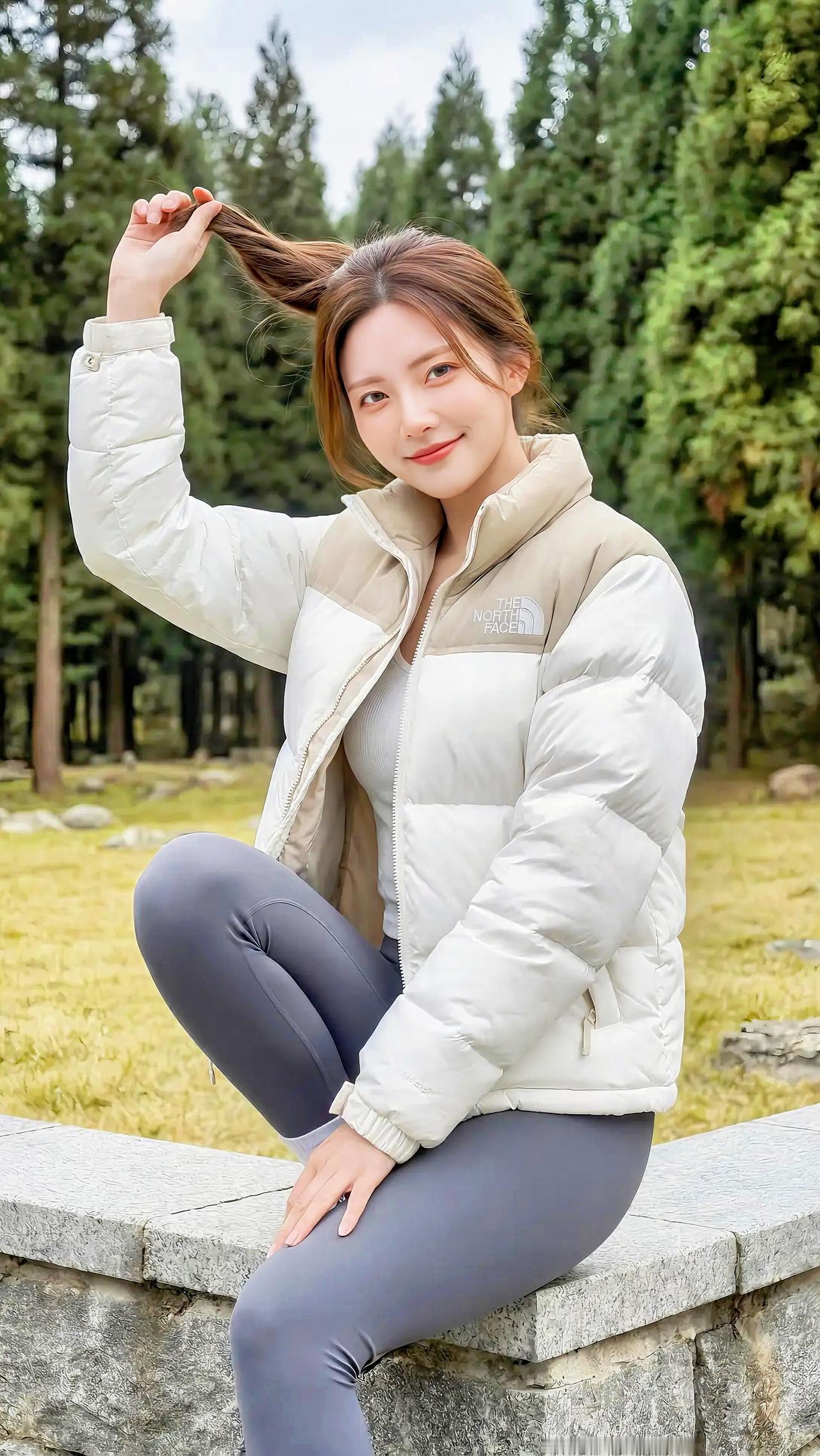 冬日森林中的甜美自拍，白色羽绒服与灰色紧身裤的完美搭配，温暖与时尚并存！🌲💕