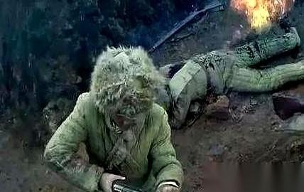 美军小心翼翼地踩过一具志愿军士兵的遗体，脚下好像绊到了什么。下一秒，远处那挺早