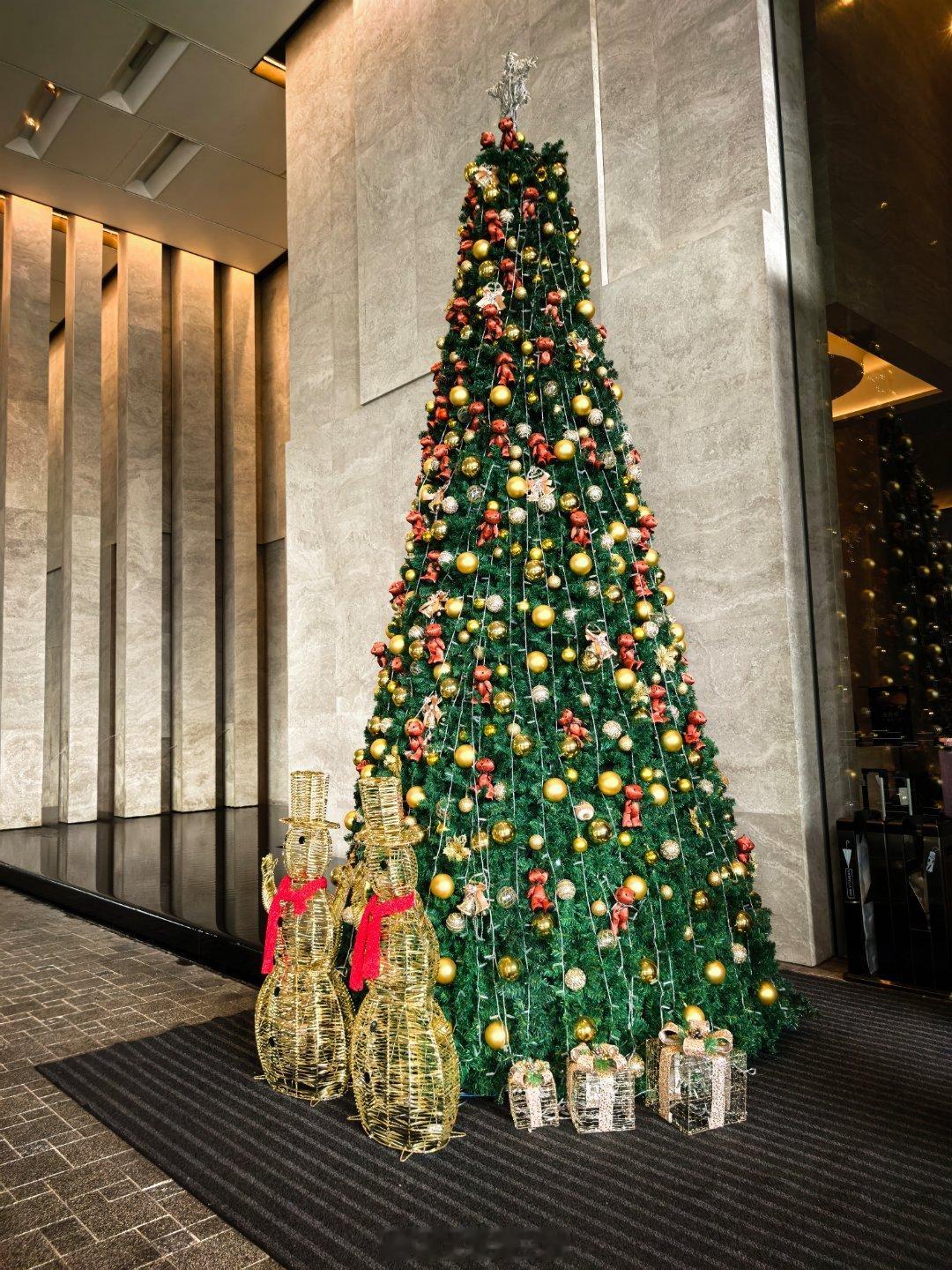 今年鸿蒙智行全系累计交付突破100万，今晚鸿蒙晚宴相当热闹啊。祝我中奖抽给粉丝们