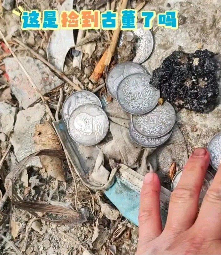 河北保定这位钓鱼博主最近可太火了，野钓蹲大鱼的时候随手在岸边土里刨出个黑釉坛子，
