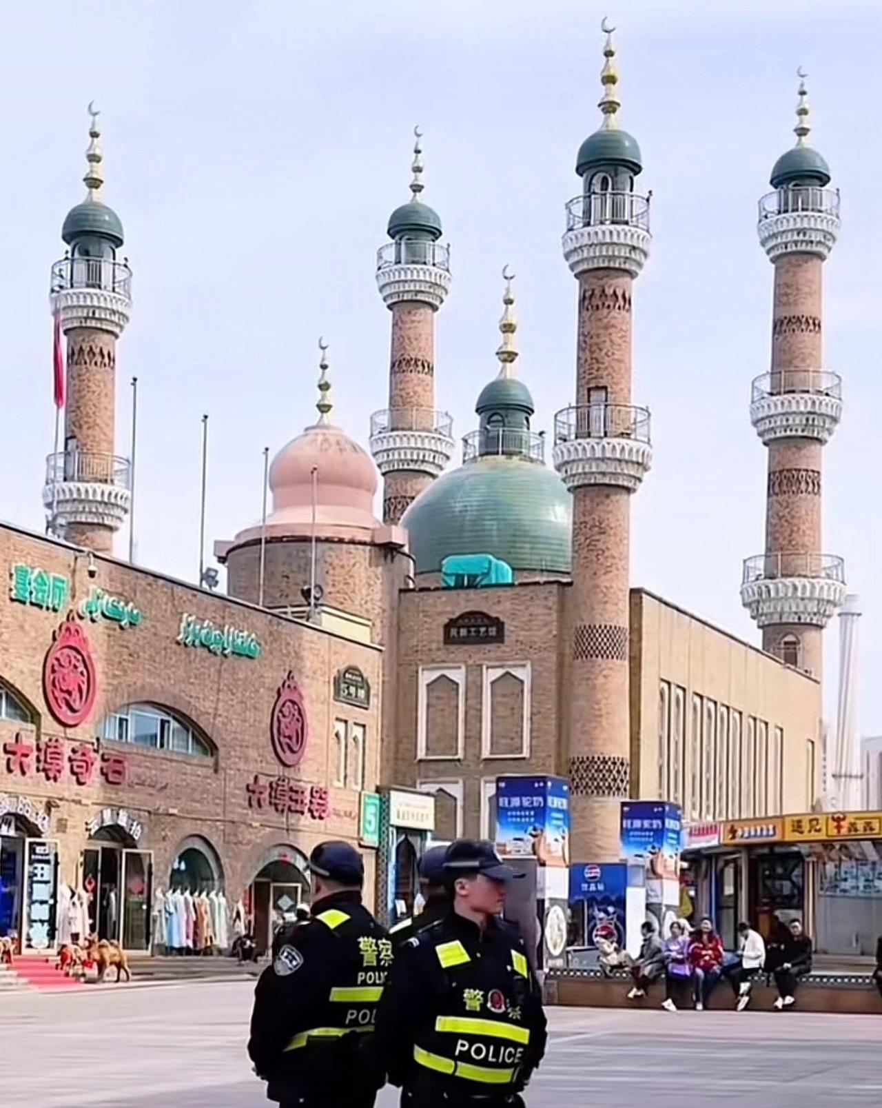 旅游去新疆吧！新疆自治区真是大美，瓜甜景美！新疆的男女漂亮，景色十分迷人，有