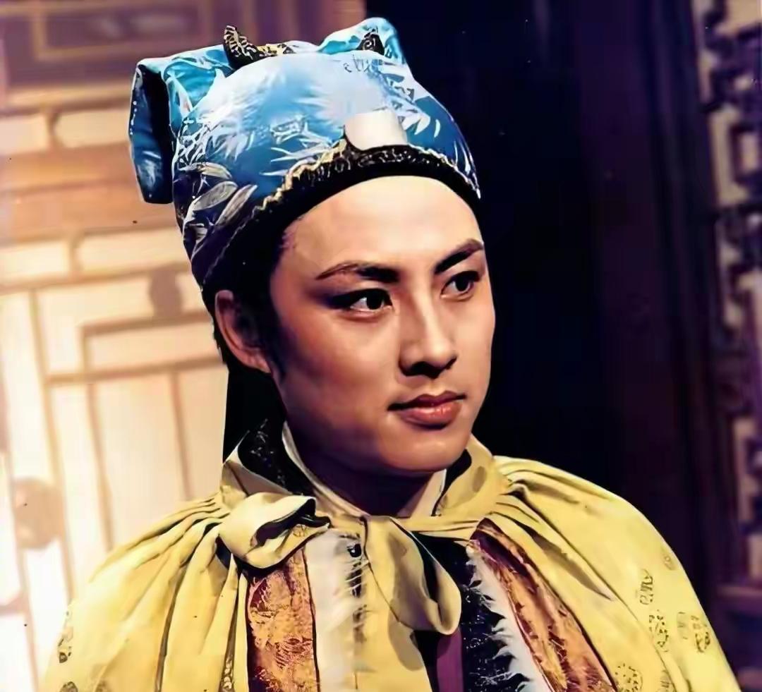 他是红楼第一美男，今62岁享受天伦，住豪宅被家里仨女的“拿捏”说的不是别人