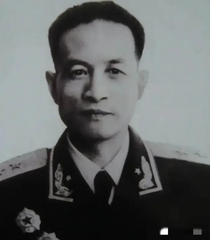 1930年，红军在龙冈打了一场漂亮的伏击战，活捉了敌师长张辉瓒，但毛主席却犯了