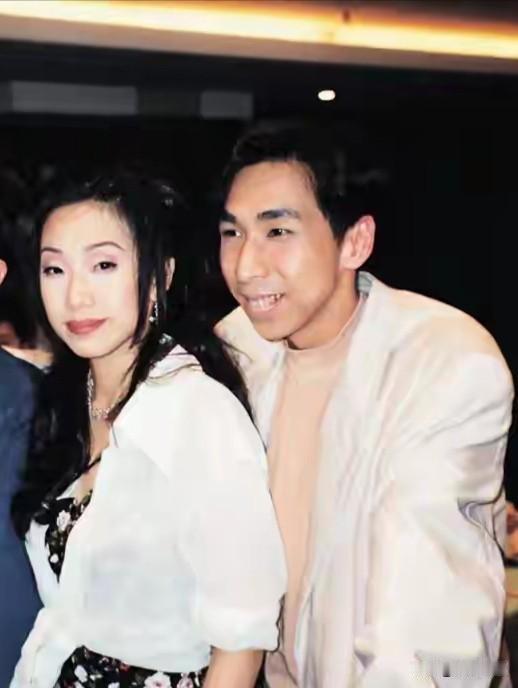 两张照片，横跨几十年，记录音乐人许愿的人生变化。老照片里，年轻的许愿站在林忆
