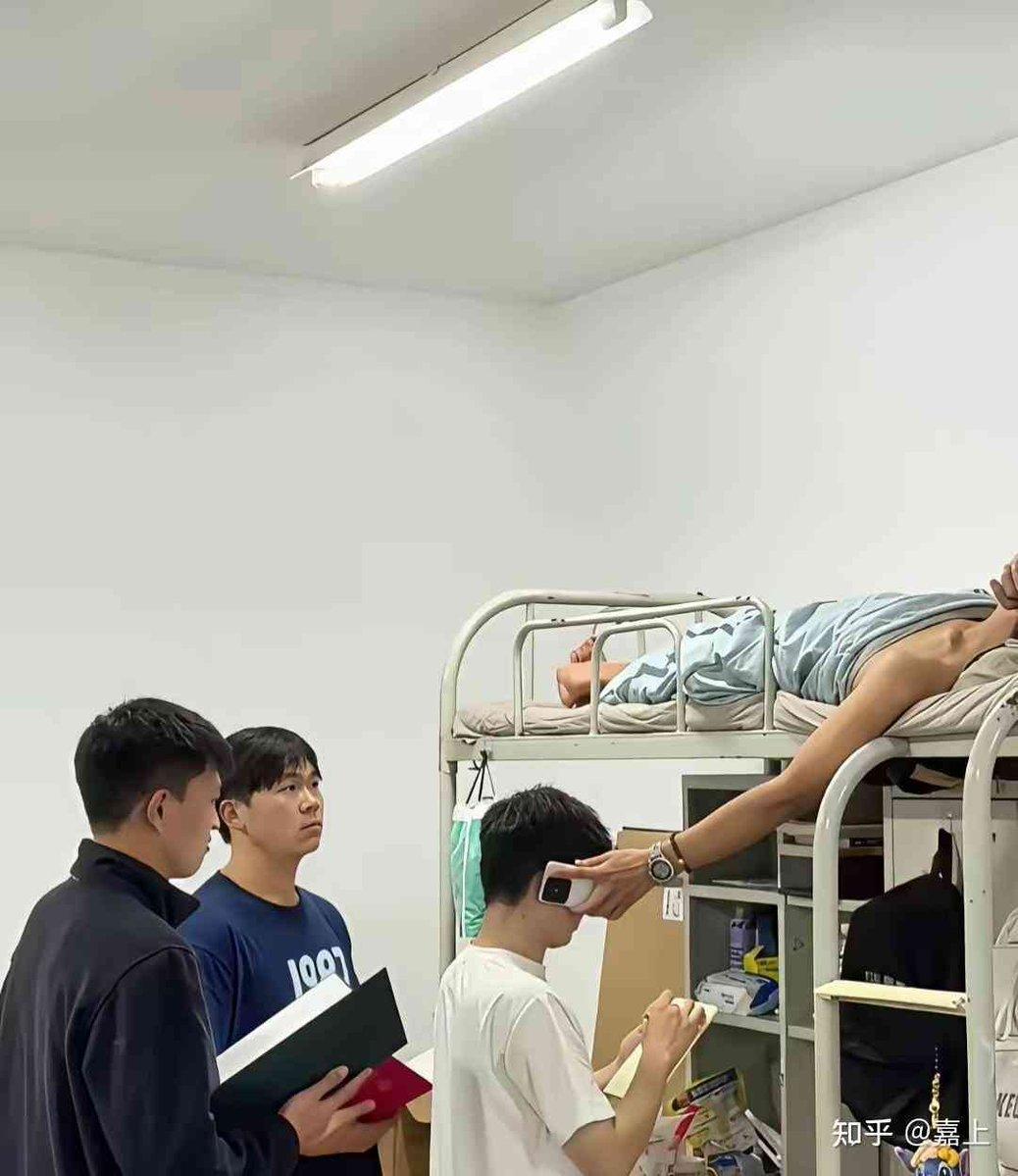 大型纪录片，寝室的名义。地点：校学生会副主席宿舍。事件：院学生会查寝。人物
