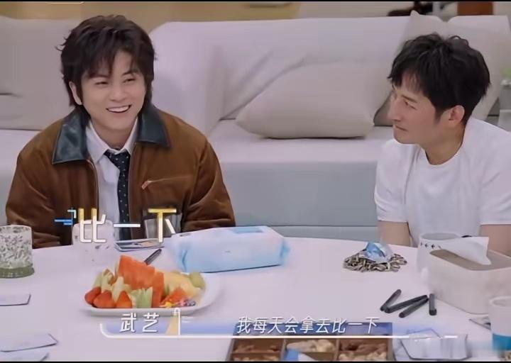 何炅：我可以问一个问题，有个传闻是真的吗？你喜欢的东西都要买两个？武艺：对。李雪