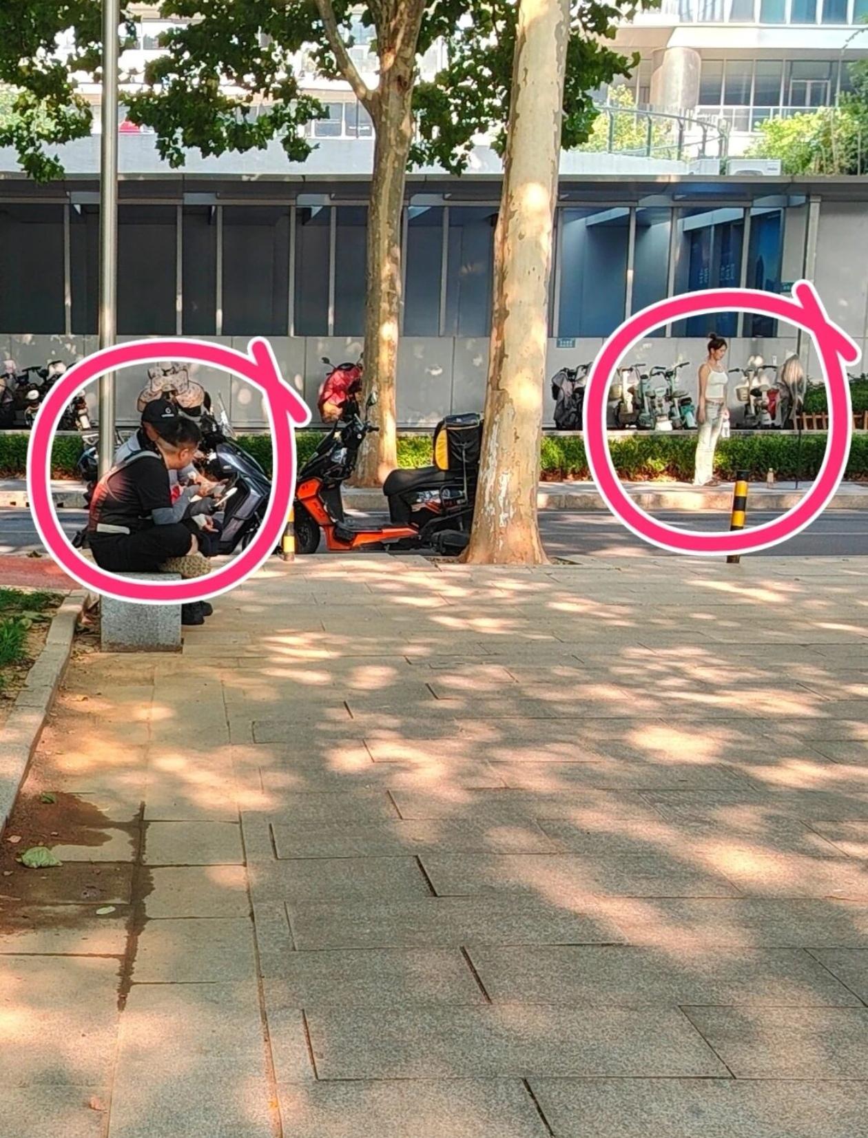 在同一个街角，都是是年轻的面孔，却是有两种截然不同的生活选择。一边是外卖小哥，
