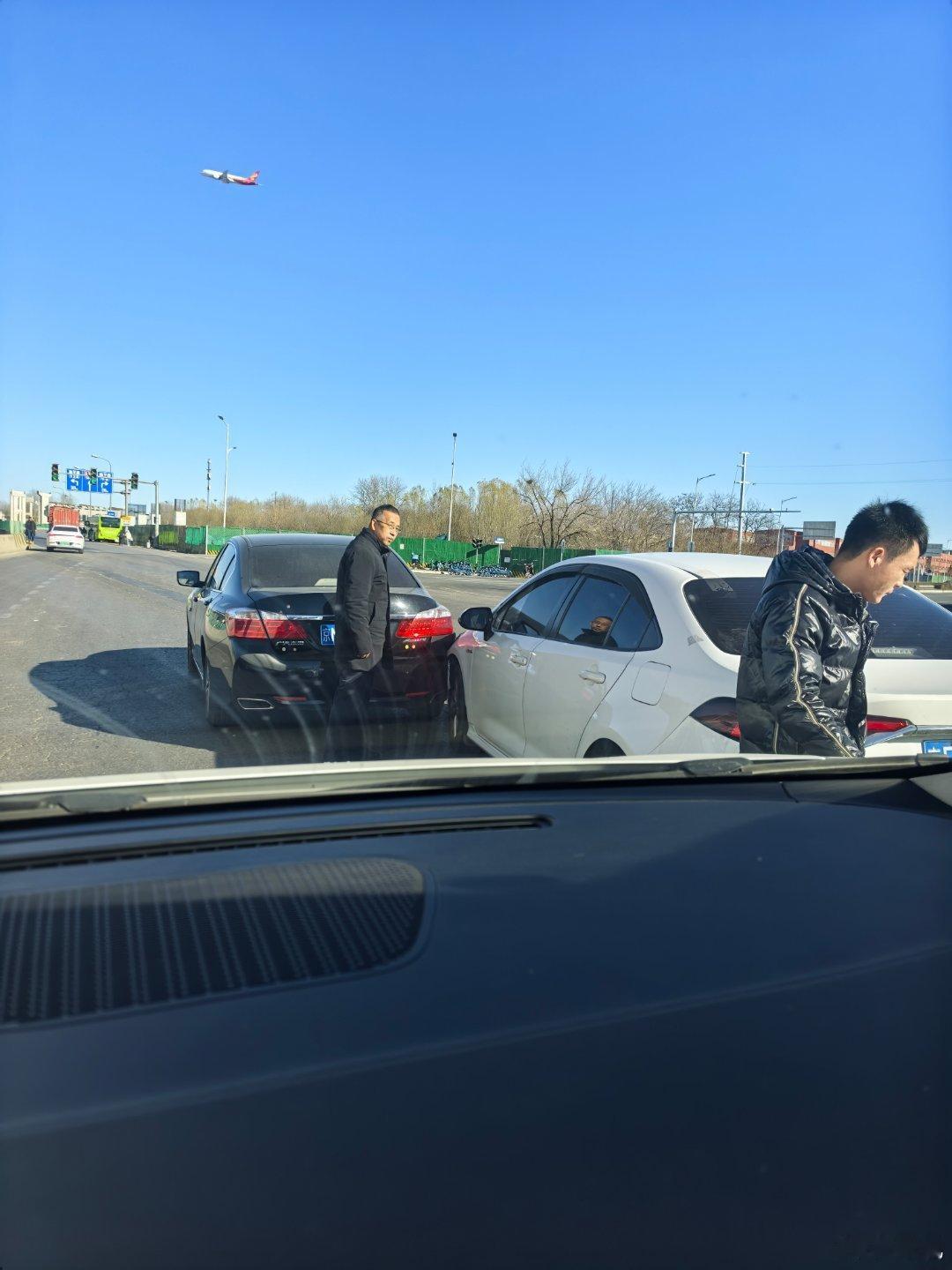 都已经过线了，你理会红灯干嘛？黑车一脚急刹，感谢白车大哥给我留了一个空档，这小卡