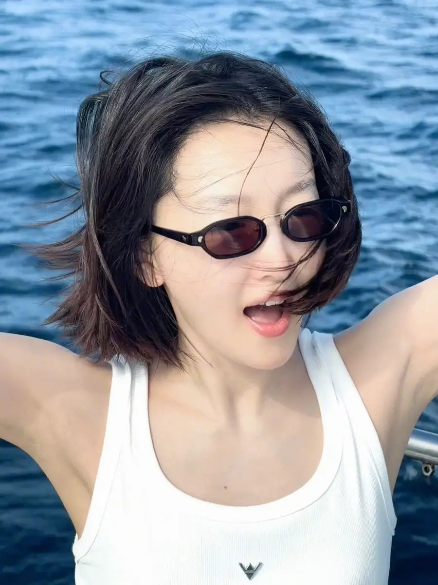 周冬雨晒假期旅游照！乘坐游艇出海玩耍笑容灿烂