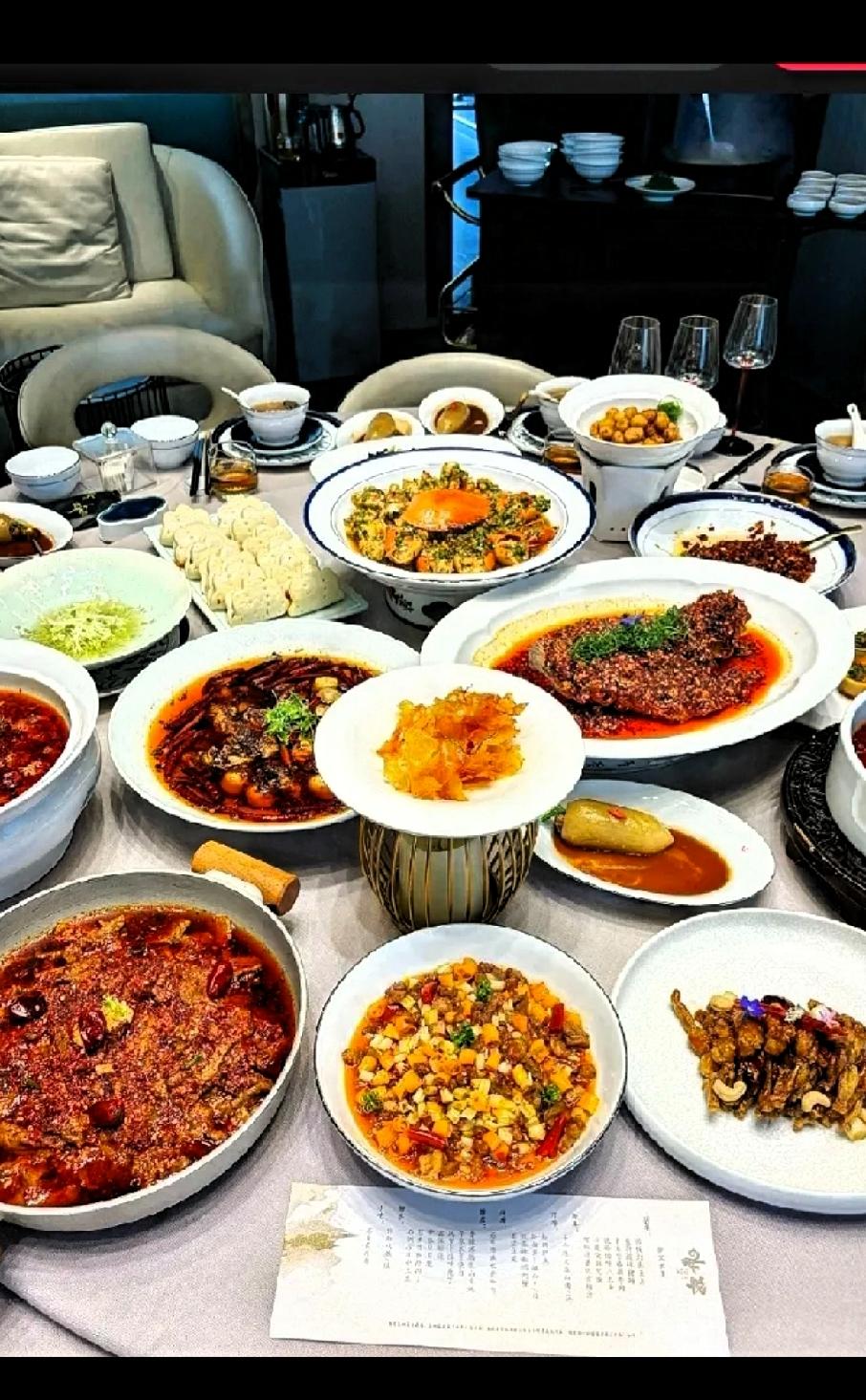 到底店员太死板？还是顾客太较真了？一顾客在饭店吃饭，吃完结账一共524块。顾客