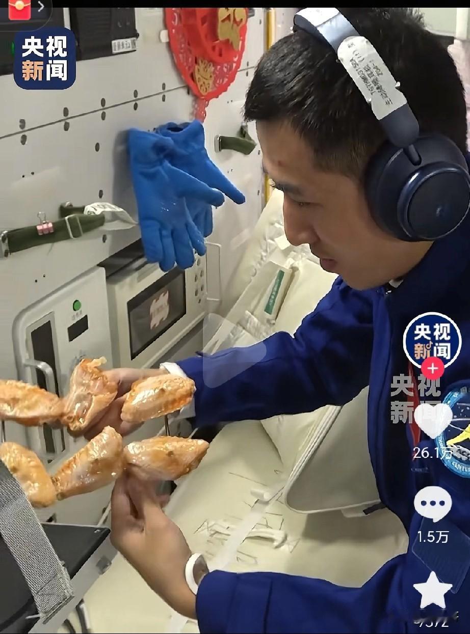 当美国NASA的宇航员因为机械故障不能返回地球，为了等到下一次货运飞船在冰冷航天