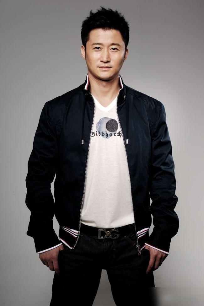 自从“吃瓜盟主”解说了满清这个朝代之后，有一些影视明星的一些自以为引以为傲的身份