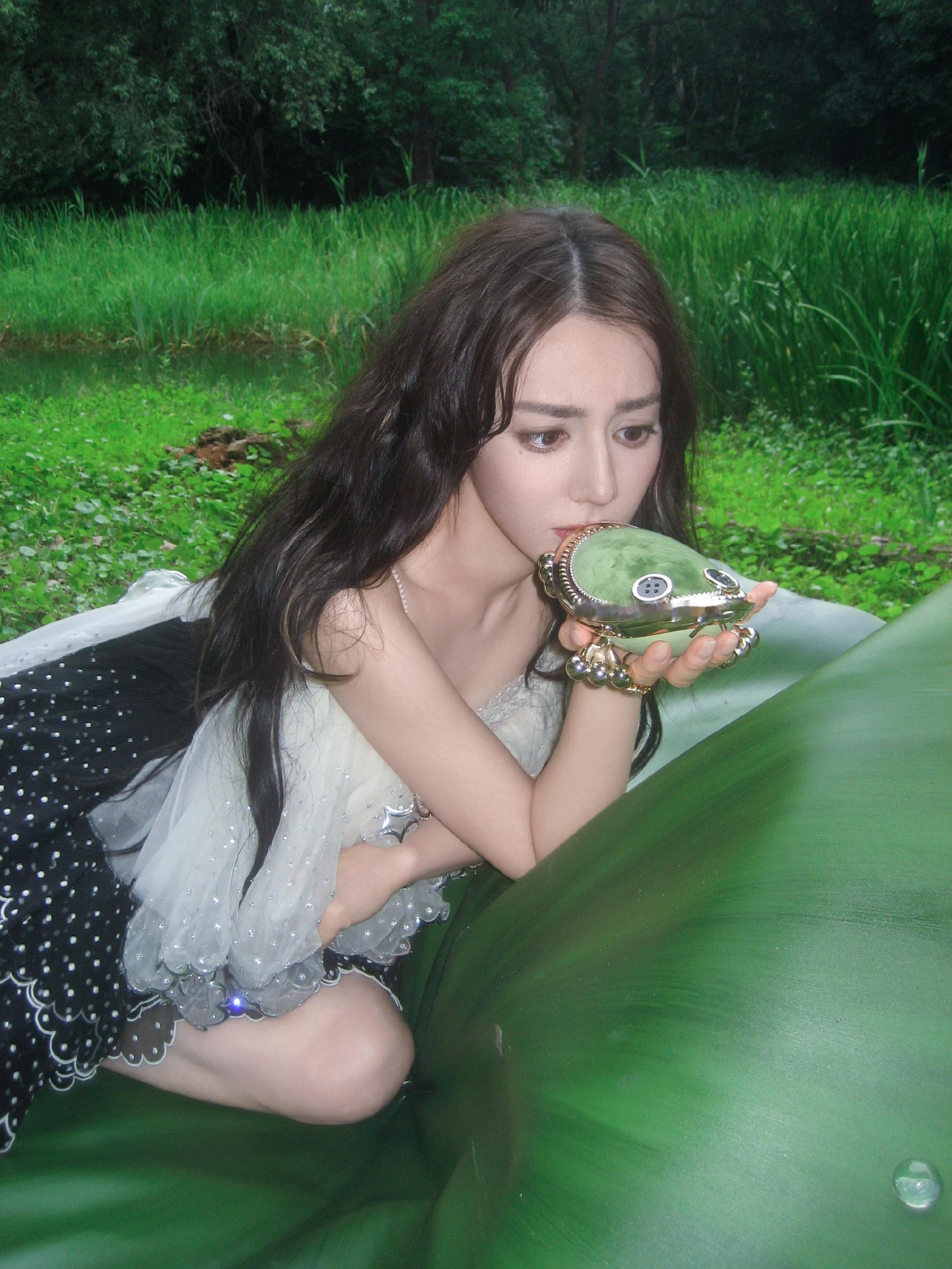 1.热巴的电影《女足》业内评价一般，但她这次通过周星驰结识了一些港圈人脉，打算在