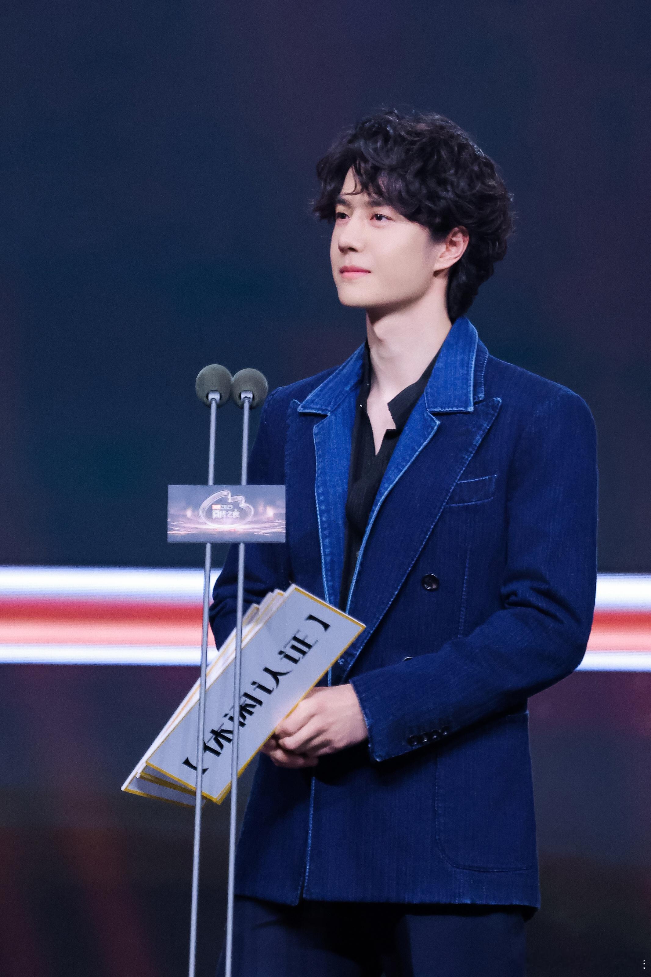 王一博微博之夜现场图王一博卷毛牛仔造型微博之夜现场图来咯，小卷毛+牛仔造型，好