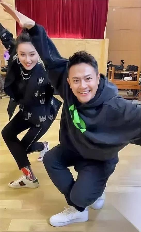 印小天又上热搜了——不是尬舞，是他“扑”了个快。前几天有网友说，老婆在景