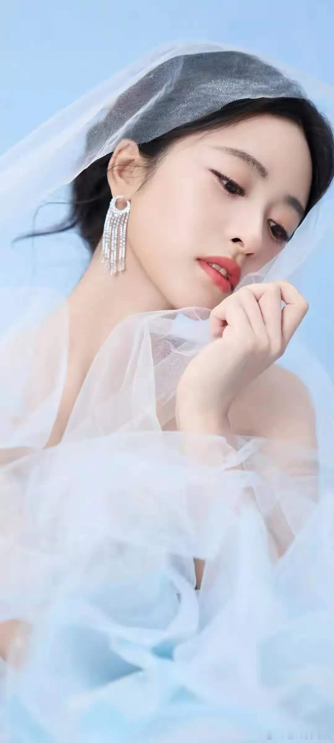 1.沈月她和公司的合约还不到一个月的时间了，她是准备不续约了。2.白鹿拿下了腾讯