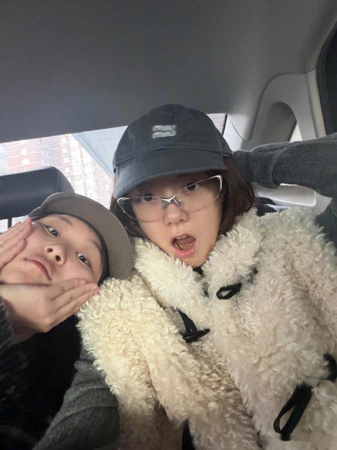 赵今麦闺蜜是开端导演女儿谁能想到赵今麦和《开端》导演的女儿是现实中的好闺蜜呢？