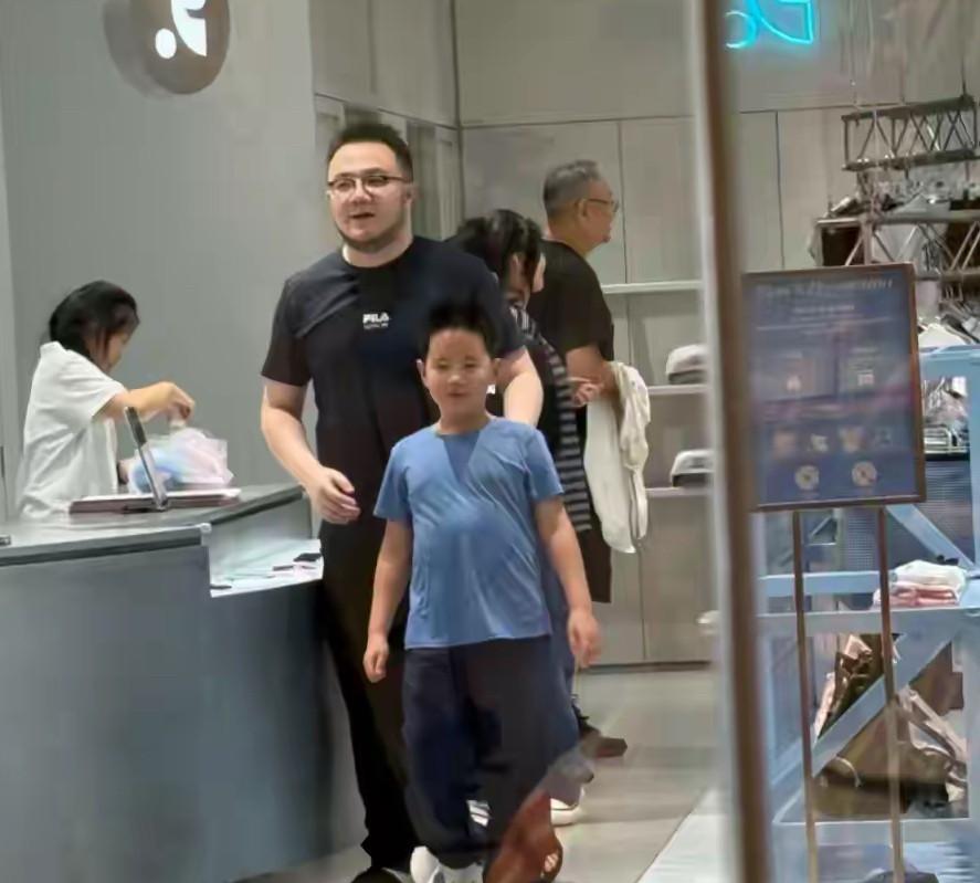 巴图的大儿子宋一鸣都长这么高了，一家人一起购物看着真让人羡慕啊！巴图的继父赵玉吉