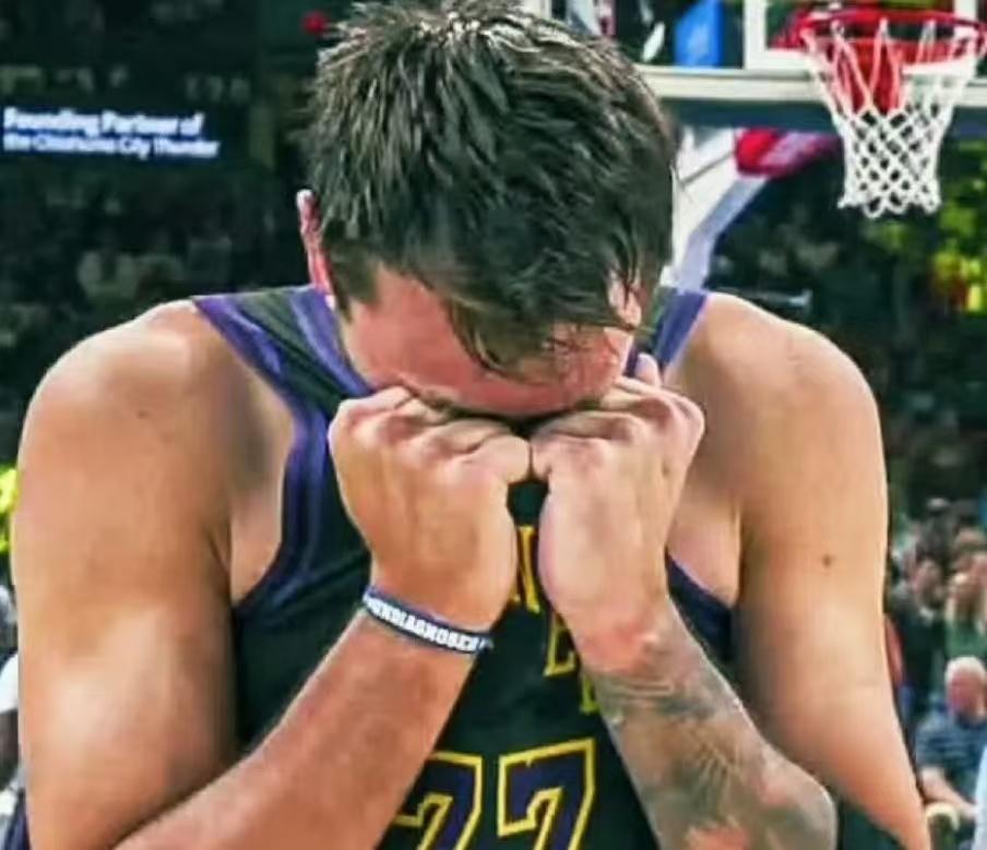 东契奇这一针，赌的是整个生涯。4月1日，他左腿腘绳肌2级拉伤，本要休4-6周。