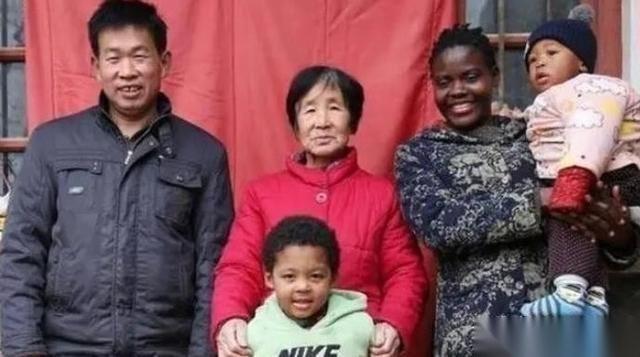 2017年，47岁的中国大叔，跟一个18岁的非洲女孩开玩笑：“做我老婆怎么样？”