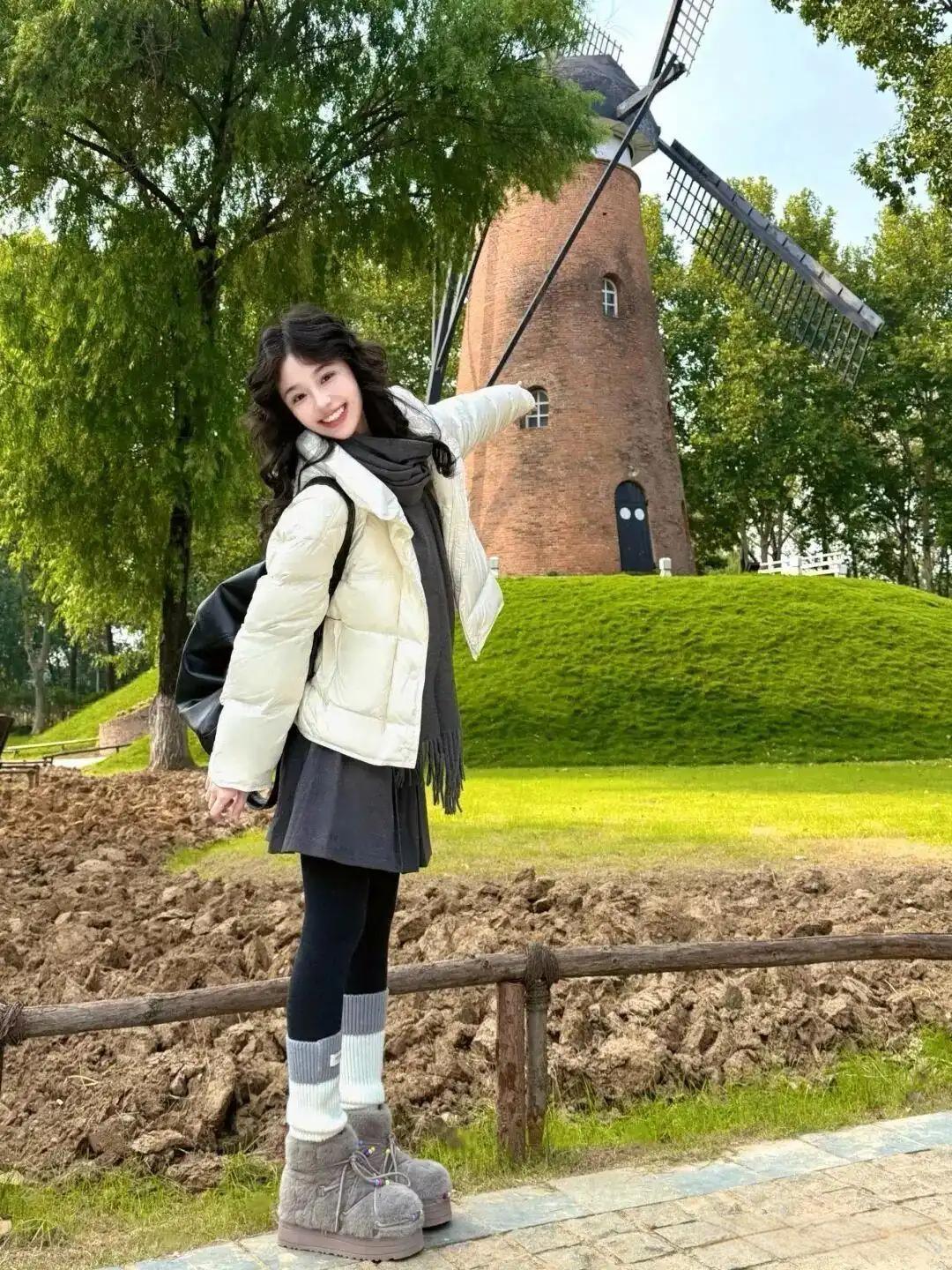 今年秋冬“瑜伽裤+短款羽绒服”这对CP火出圈就说排骨羽绒服细窄绗缝线设