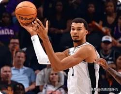 你敢信吗，马刺队19分逆转尼克斯，传来2大喜讯+1个噩耗！喜讯1，马刺队前锋