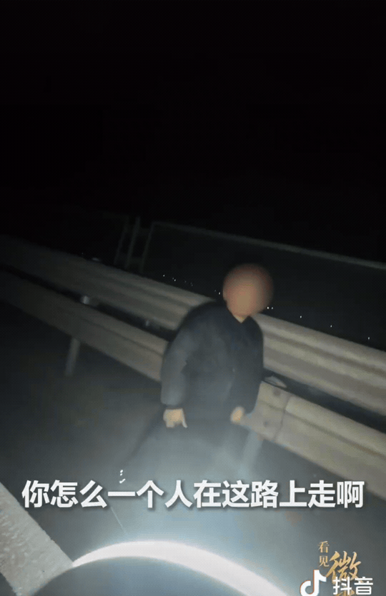山东临沂，晚上的高速公路上，一个9岁男孩，穿着一身黑色的衣服靠着路边行走。不时有