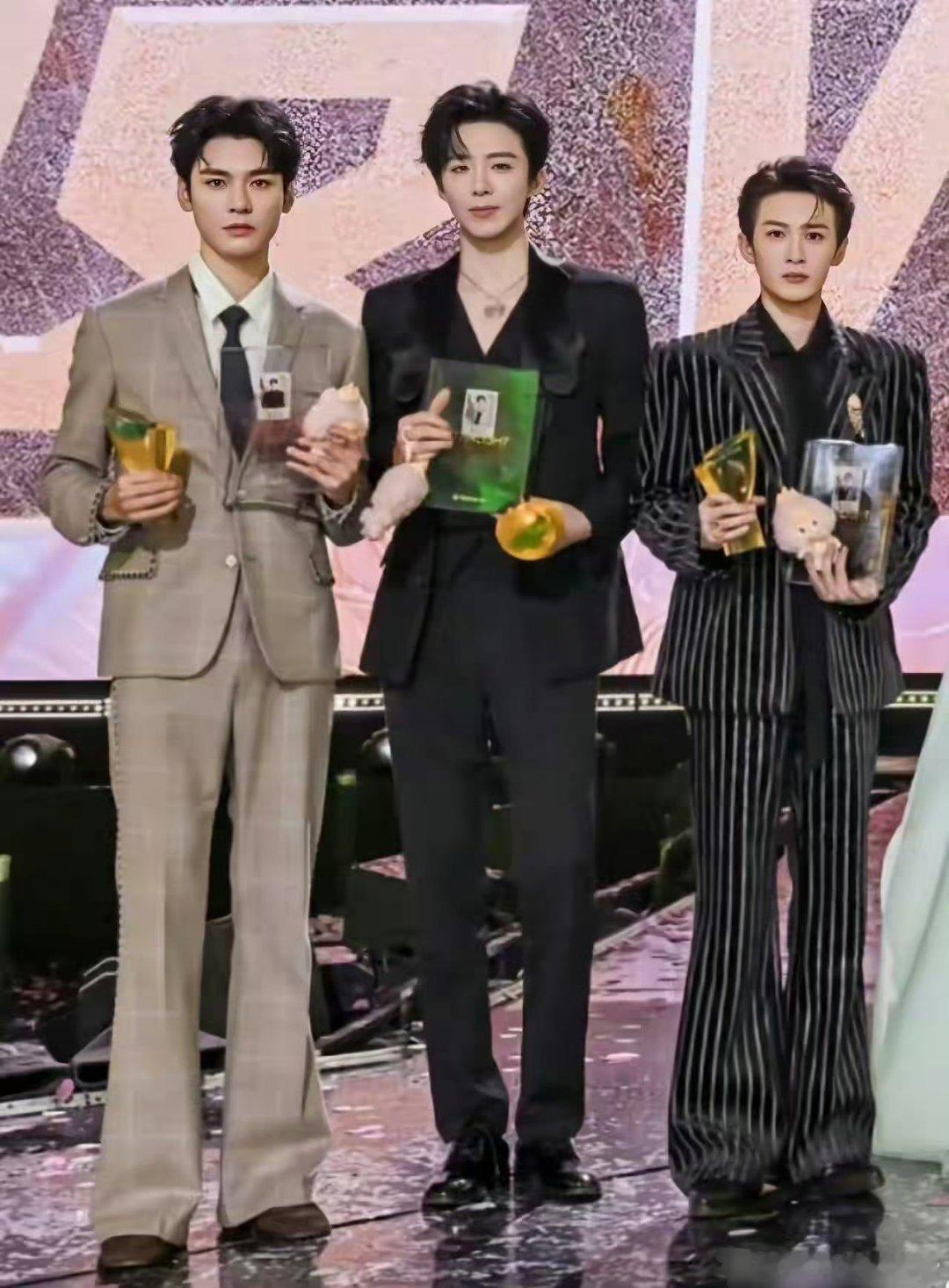 龚俊出发进组凤舞九天网友说，龚俊、刘宇宁、檀健次现在咖位在一条水平线，都接不到一