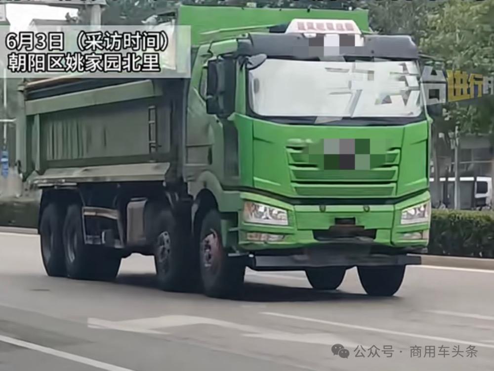北京五环渣土车肆意上路车牌有猫腻北京朝阳区姚家园北路附近，有居民举报，附近