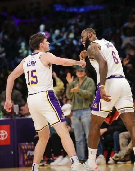 里夫斯真会说话啊湖人124-104独行侠，赛后里夫斯接受采访时谈到了詹姆斯的