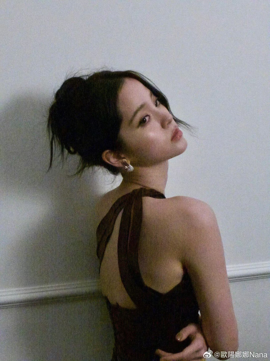 欧阳娜娜出发巴黎美貌比航班先落地谁被欧阳娜娜的巴黎出发图美到了！简约黑色大衣衬得
