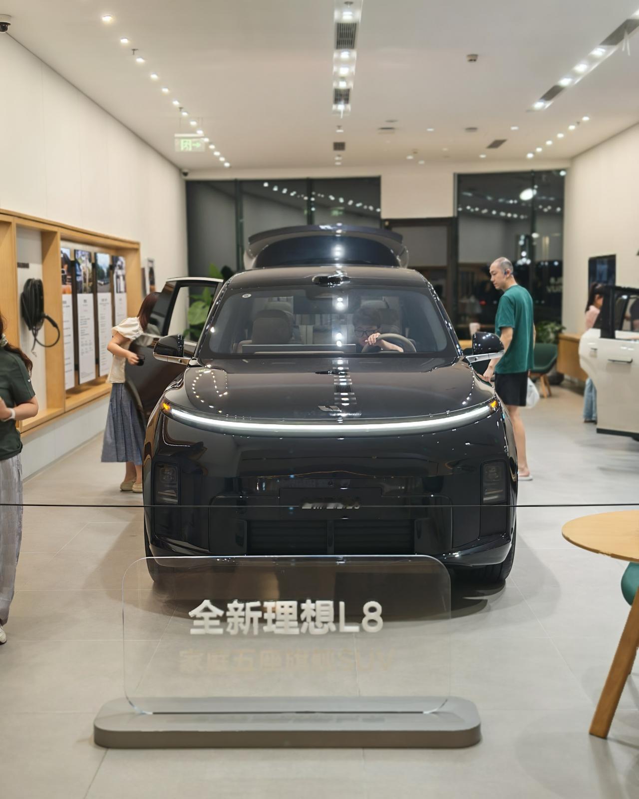 同样大5座，极氪8X静态的座舱体验，跟全新理想L8没得比。​​理想L8应该是